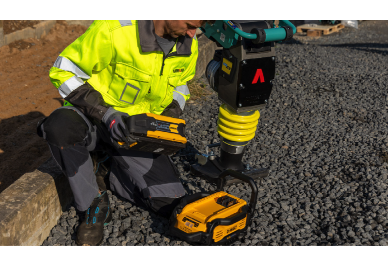 Pilonneuse à entraînement électrique Ammann eATR 68 - Zéro Émission pour Pros - Largeur: 280 mm - Poids d'exploitation: 70,4 kg Pilonneuse à entraînement électrique Ammann eATR 68 - Zéro Émission pour Pros - Largeur: 280 mm - Poids d'exploitation: 70,4 kg
