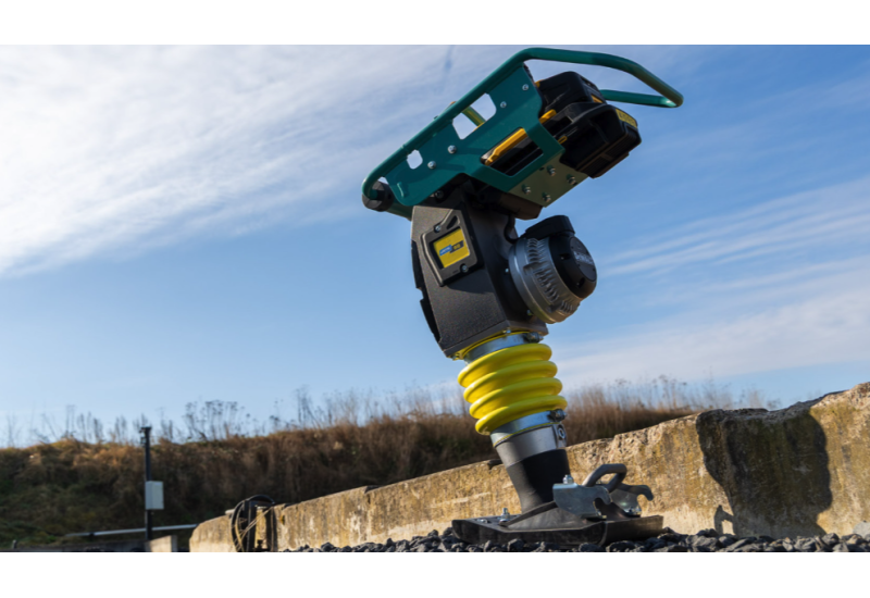 Pilonneuse à entraînement électrique Ammann eATR 68 - Zéro Émission pour Pros - Largeur: 280 mm - Poids d'exploitation: 70,4 kg Pilonneuse à entraînement électrique Ammann eATR 68 - Zéro Émission pour Pros - Largeur: 280 mm - Poids d'exploitation: 70,4 kg