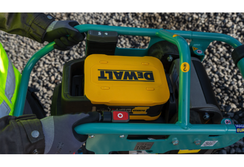 Pilonneuse à entraînement électrique Ammann eATR 68 - Zéro Émission pour Pros - Largeur: 280 mm - Poids d'exploitation: 70,4 kg Pilonneuse à entraînement électrique Ammann eATR 68 - Zéro Émission pour Pros - Largeur: 280 mm - Poids d'exploitation: 70,4 kg