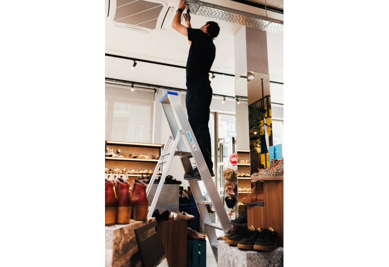 Solide PT04 : Escabeau Pro 4 Marches Revêtu Confort & Propreté