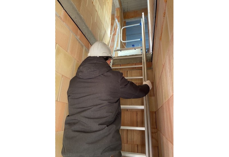 Solide EAD0813 : Échelle Accès Dalle Grande Hauteur Sécurisée - réglable de 1,81m à 2,97m