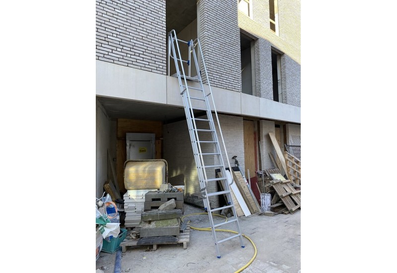 Solide EAD1018 : Échelle Accès Dalle Très Grande Hauteur (4,45m) - réglable de 2,58m à 4,45m