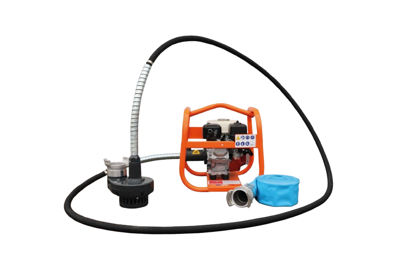 Motopompe à câble Altrad BGA sur chantier inondé, avec moteur thermique Honda GX160 et flexible 5m