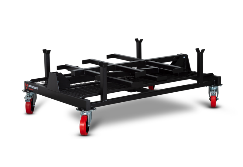 Chariot de stockage mobile Armorgard PipeRack PR1 chargé de tuyaux sur chantier