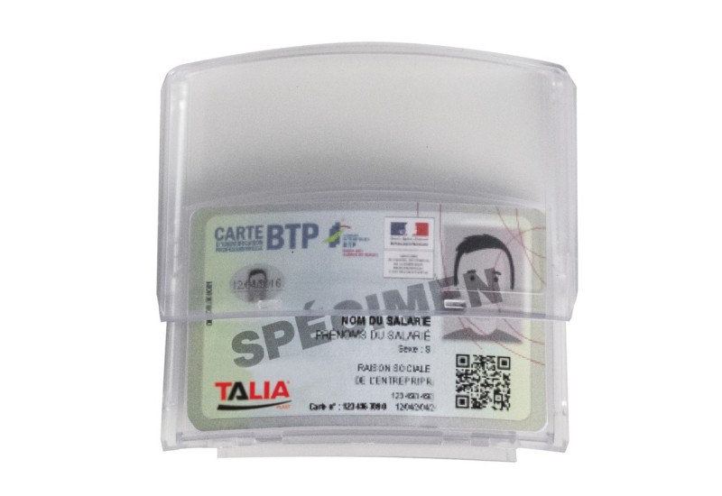 Porte badge transparent Taliaplast collé sur le côté d'un casque de chantier blanc.