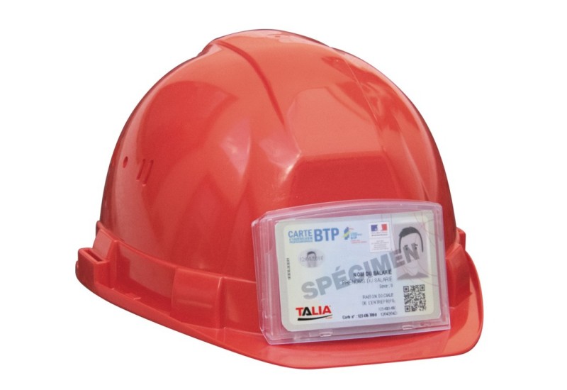 Porte badge transparent Taliaplast collé sur le côté d'un casque de chantier blanc.