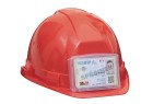 Porte badge transparent Taliaplast collé sur le côté d'un casque de chantier blanc.