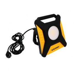 Projecteur LED hybride Wilmart 4500 lumens posé au sol avec adaptateur batterie visible