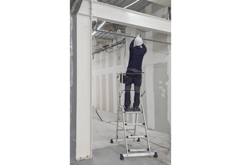 Plateforme de travail en hauteur T-REX 4 marches en situation de maintenance intérieure