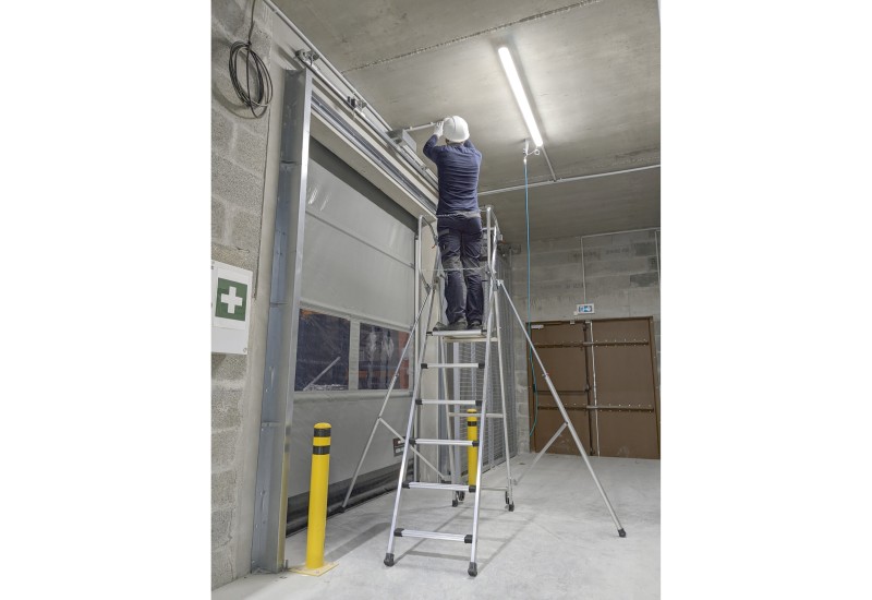 Mise en situation intérieure : intervention maintenance sur plafond avec T-REX 6 marches