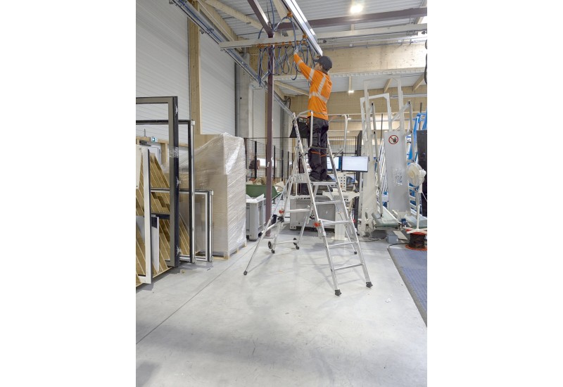 Zoom sur une roue Ø150 mm non marquante et son frein de déplacement