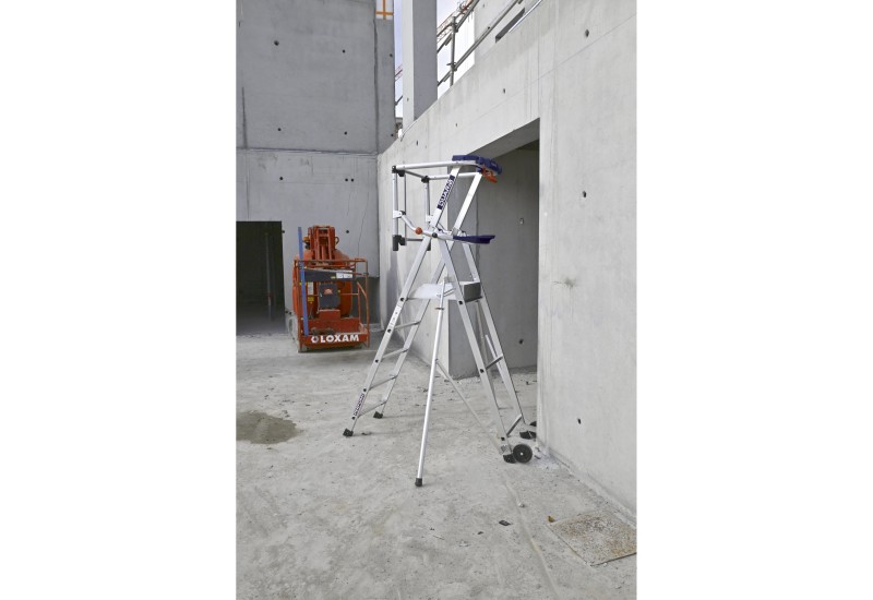 Plateforme DUARIB PERFORM F5 vue globale avec stabilisateurs et roues Ø 150 mm