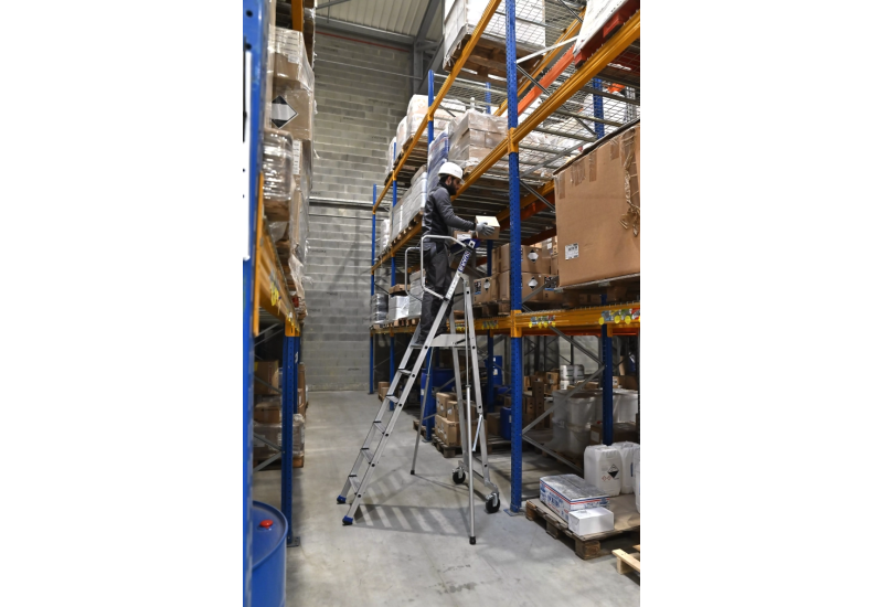 Détail des marches antidérapantes et du garde-corps de la Plateforme de Rayonnage DUARIB.