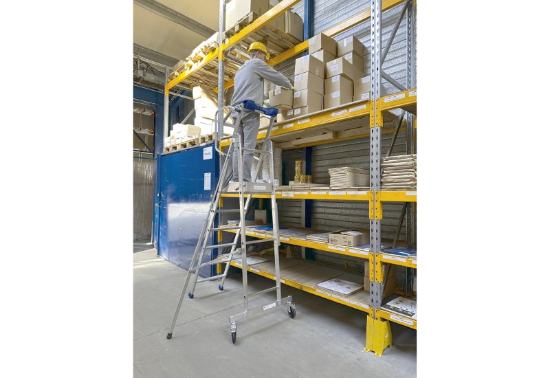 Détail des marches antidérapantes et de la tablette intégrée de la Plateforme de Rayonnage 6 marches DUARIB.