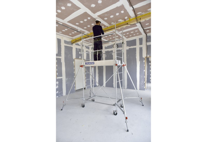 Ouvrier peinture mur intérieur avec échafaudage DUARIB roulant HP 1m70.