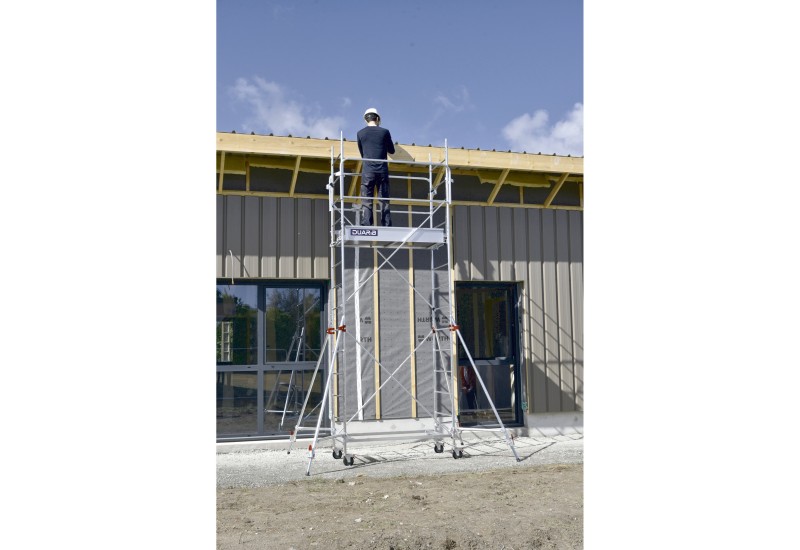 Mise en situation petit échafaudage roulant DUARIB pour travaux de plafond et façade