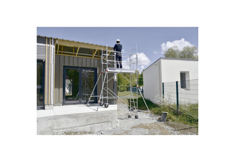 Mise en situation échafaudage mobile DUARIB pour travaux de second œuvre sur chantier.