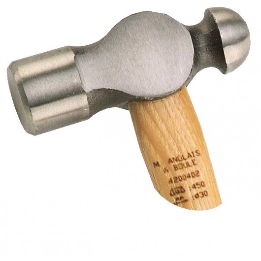 Gros plan sur la tête forgée 225g du marteau anglais MOB, montrant la boule de rivetage et la table plate.