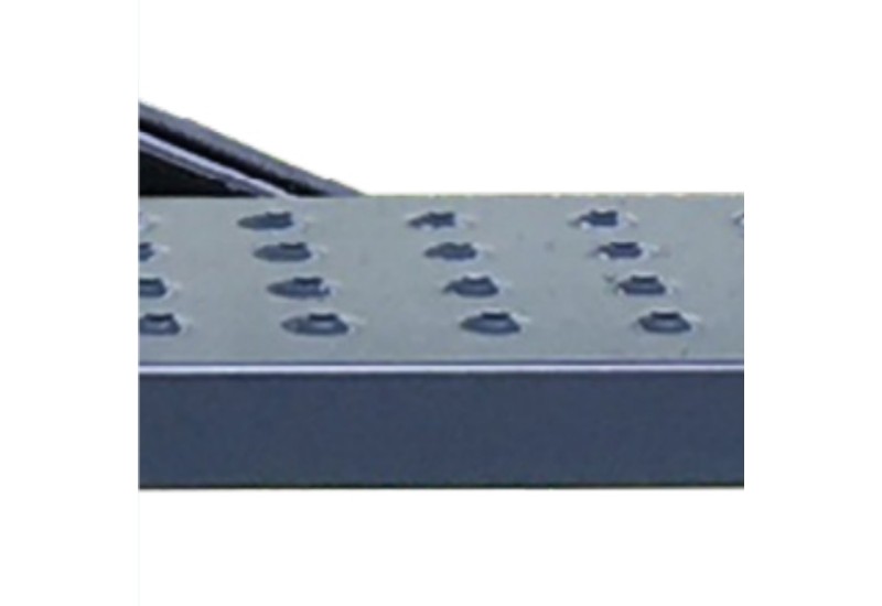 Jardinier utilisant l'échafaudage Brico pour la cueillette de fruits en hauteur.