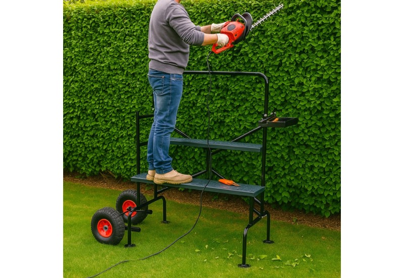 Gros plan sur les roues tout-terrain 25cm facilitant le déplacement sur gazon.
