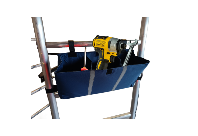 Passage d'une porte standard avec l'échafaudage Synchro largeur 64cm.