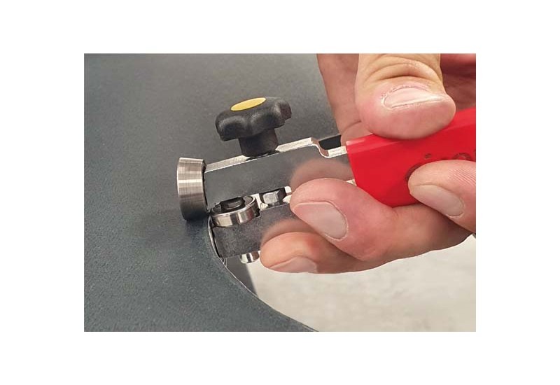 Jouanel PLIM8 : Plieuse à main mini, bords tombés 8 mm nets