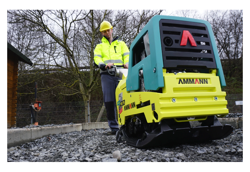 Compacteur de sol bidirectionnel Ammann APH 55/75 55kN pour terrassement.
