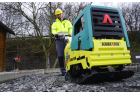 Compacteur de sol bidirectionnel Ammann APH 55/75 55kN pour terrassement.