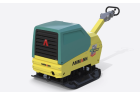 Plaque vibrante hydrostatique Ammann APH 110/95 haut de gamme avec force de 110 kN sur chantier.