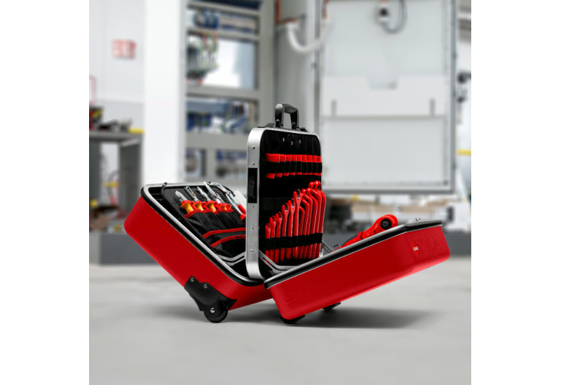 Gros plan sur la sélection d'outils isolés 1000V KNIPEX et Wera rangés dans la mallette rouge certifiée compétence électrique.