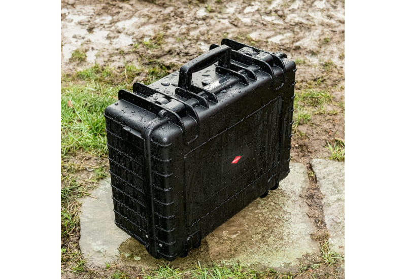 Détail du joint d'étanchéité bleu et de la valve de compensation de pression automatique de la mallette KNIPEX Robust23.