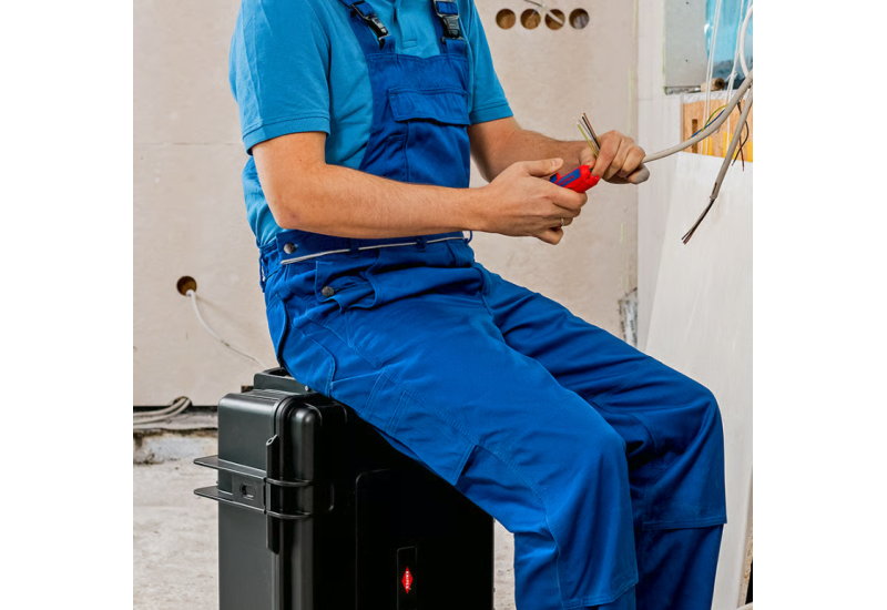 Gros plan sur l'œillet de verrouillage pour cadenas intégré à la coque en polypropylène de la mallette KNIPEX.