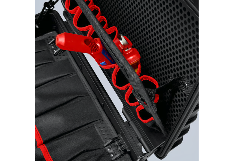 Vue intérieure du plateau porte-outils en plaques alvéolaires avec 25 pochettes de rangement garnies d'outils isolés VDE.