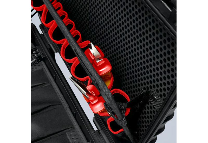 Assortiment de tournevis isolés Wera et détecteur de tension disposés dans les compartiments de la mallette Robust23.