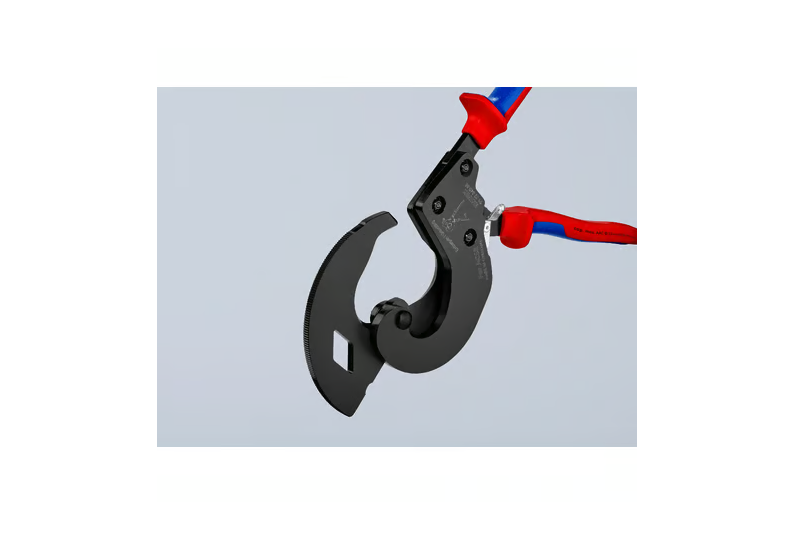 Utilisation à deux mains du coupe-câbles Knipex 95 32 340 SR 340mm.