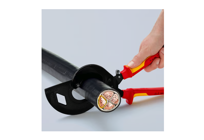 Coupe de câble cuivre Ø 60mm avec le cliquet Knipex 95 36 320.