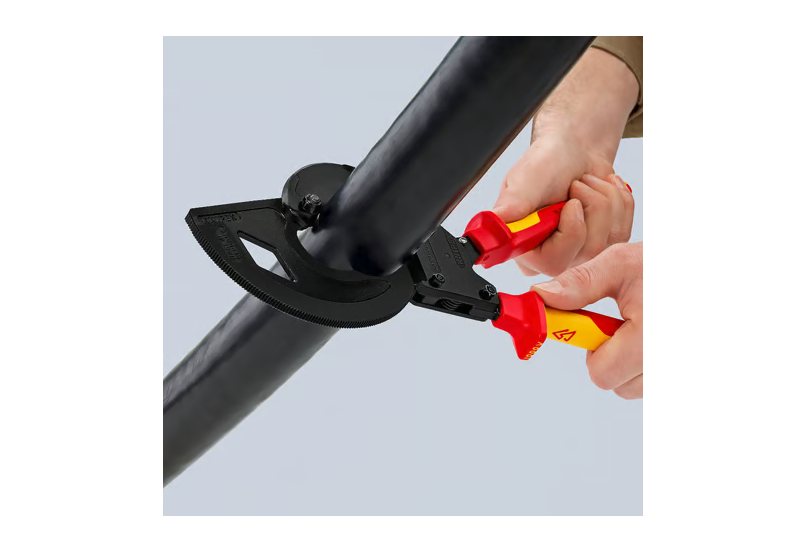 Utilisation du coupe-câbles à cliquet compact Knipex 320mm.