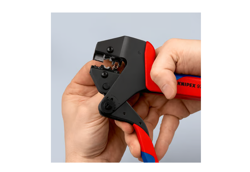 Sertissage de câble photovoltaïque avec la pince Knipex 97 43 66 EVO.