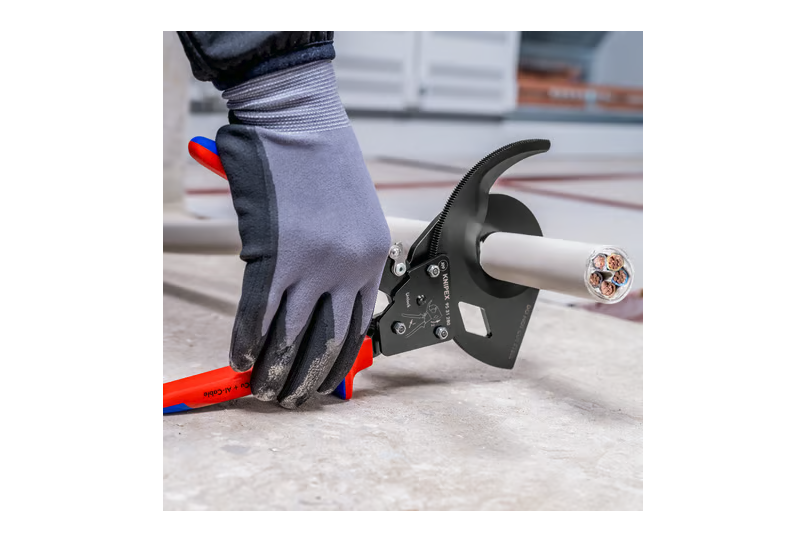 Coupe de câble cuivre multifilaire avec le cliquet compact Knipex.