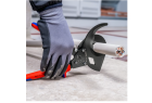 Coupe de câble cuivre multifilaire avec le cliquet compact Knipex.