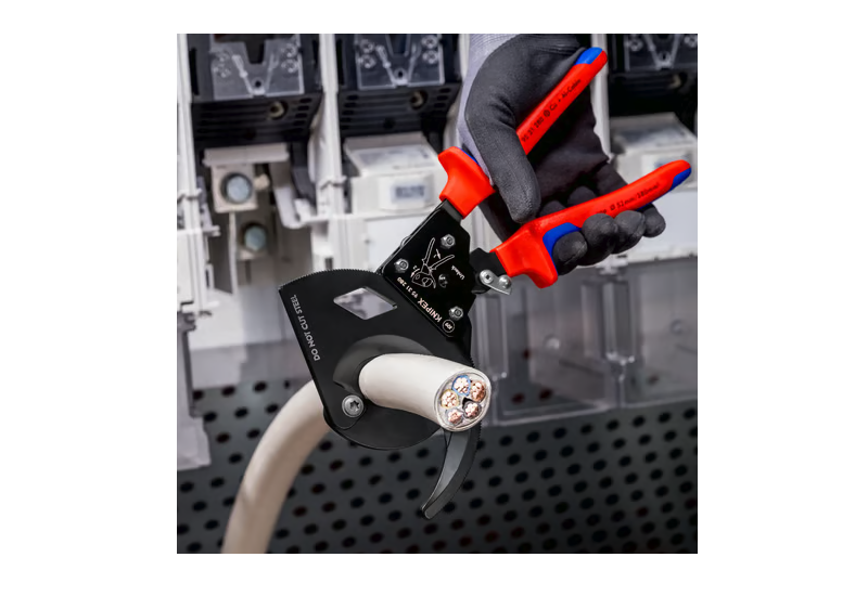 Poignées bi-matière ergonomiques du coupe-câbles Knipex 280 mm.