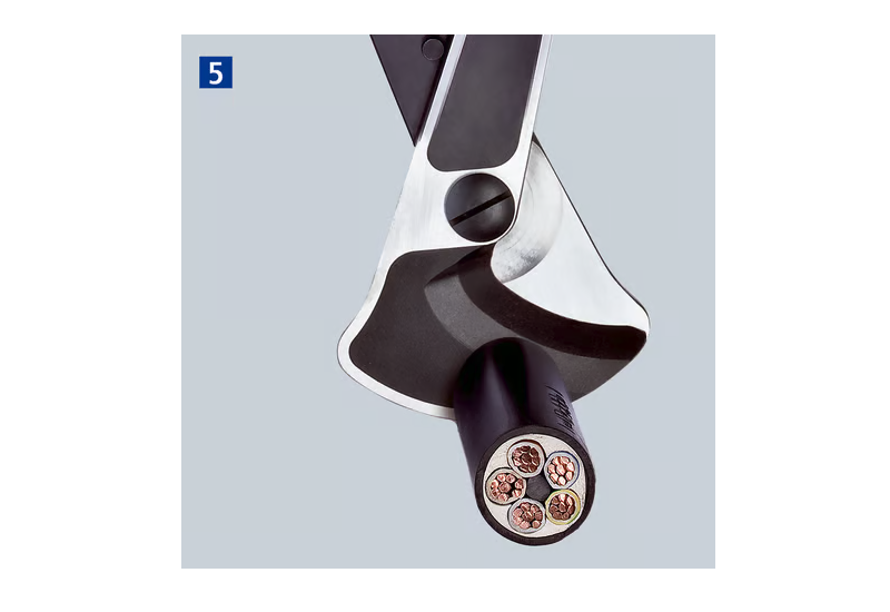 Extension des bras télescopiques (570 à 770 mm) du coupe-câbles Knipex.