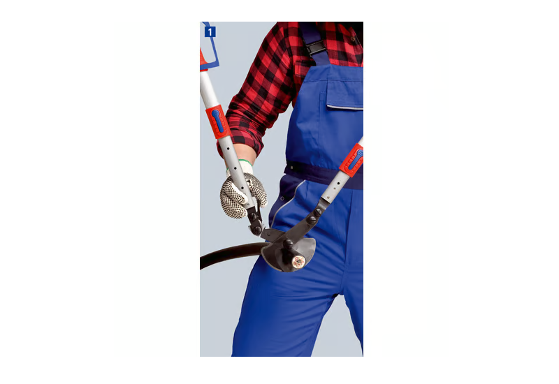 Utilisation du coupe-câbles Knipex sur câbles de forte section en industrie.