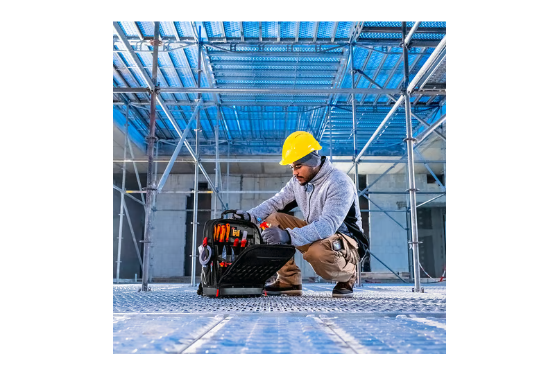 Ouverture complète à plat du sac à dos Modular X18 montrant les compartiments.