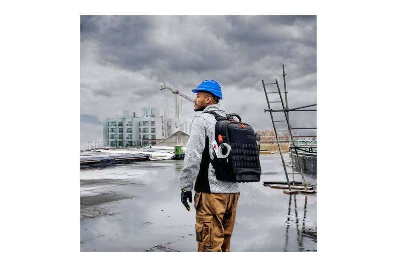 Détail des passants MOLLE extérieurs pour l'ajout de pochettes accessoires sur le sac Knipex.