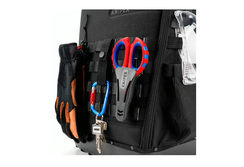 Fixation du sac à dos KNIPEX Modular X18 sur une poignée télescopique de valise trolley.