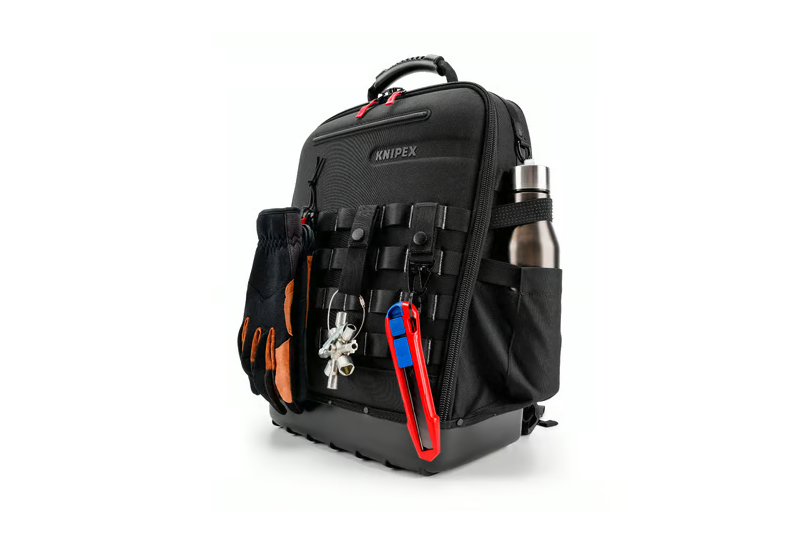 ue du sac à dos Knipex ouvert à 90 degrés avec charnière de limitation pour accès rapide.