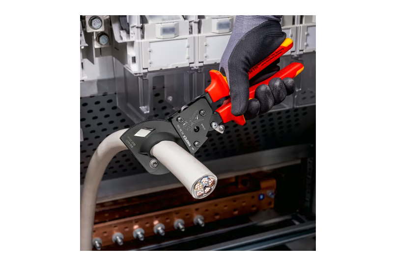 Coupe de câble cuivre Ø 32 mm à une main avec la pince Knipex.