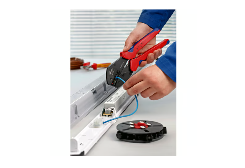 Changement rapide de matrice de sertissage sans outil sur la pince MultiCrimp Knipex.