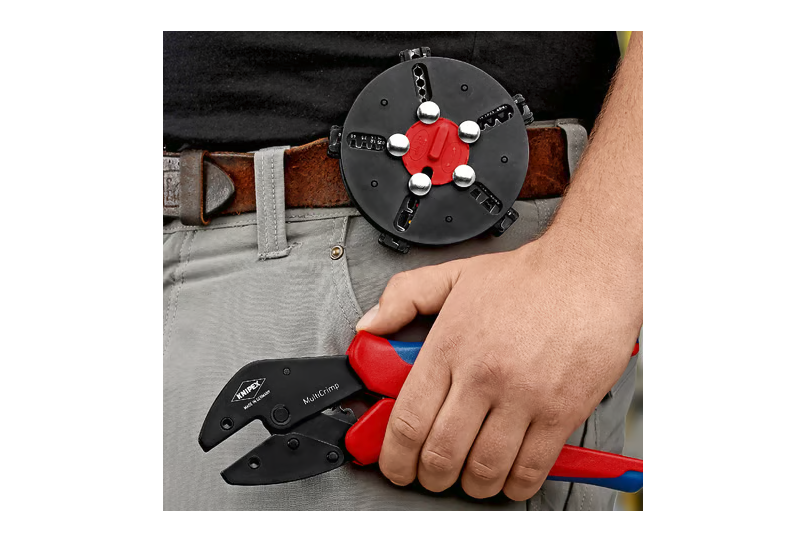 Chargeur de profils Knipex avec clip ceinture pour le transport des matrices.